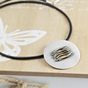 Naszyjnik artystyczny handmade – zawieszka srebrna z drutem mosiężnym