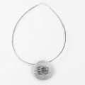 Nowoczesny naszyjnik srebrny z wypukłą zawieszką oksydowaną.