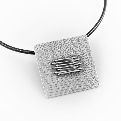 Naszyjnik srebrny oksydowany kwadratowy – biżuteria artystyczna handmade