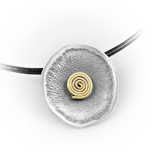 Widok naszyjnika – kontrast ciemnego tła i złoconego detalu ślimaczka