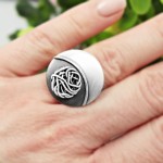 Elegancki pierścionek srebrny regulowany z drucikami 