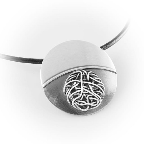 Ręcznie wykonany naszyjnik srebrny z zaplecionymi drucikami – autorski projekt