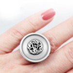 Imponujący pierścionek srebrny z plecionką regulowany