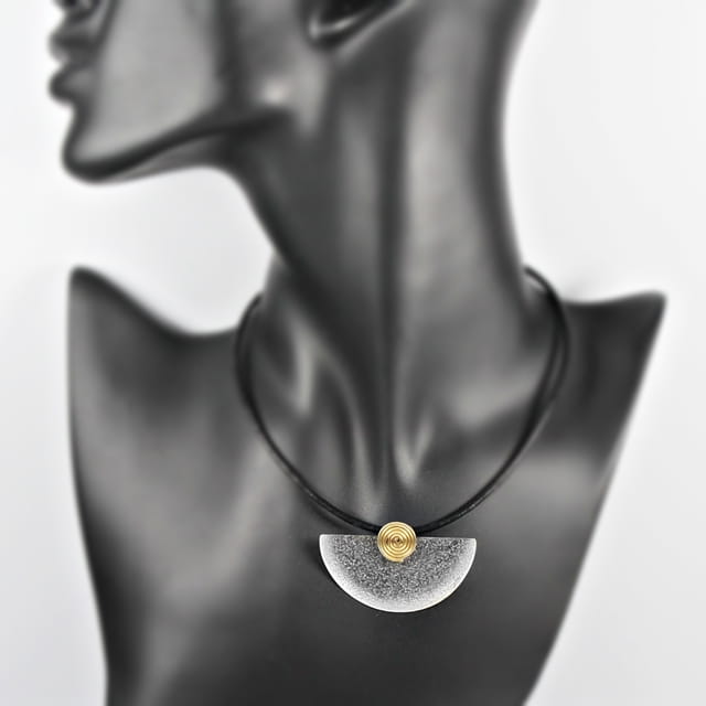 Artystyczna zawieszka oksydowana ze spiralą w kolorze złotym – projekt Silver Style GRZESIŃSKI