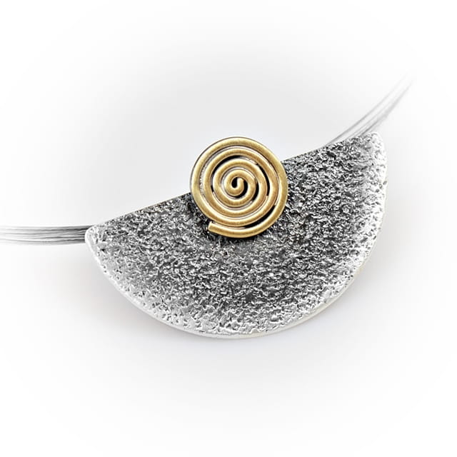 Delikatny naszyjnik srebrny na lince z pozłacaną spiralą w centrum – Silver Style GRZESIŃSKI