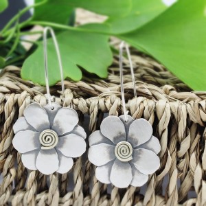 Długie kolczyki srebrne kwiatki