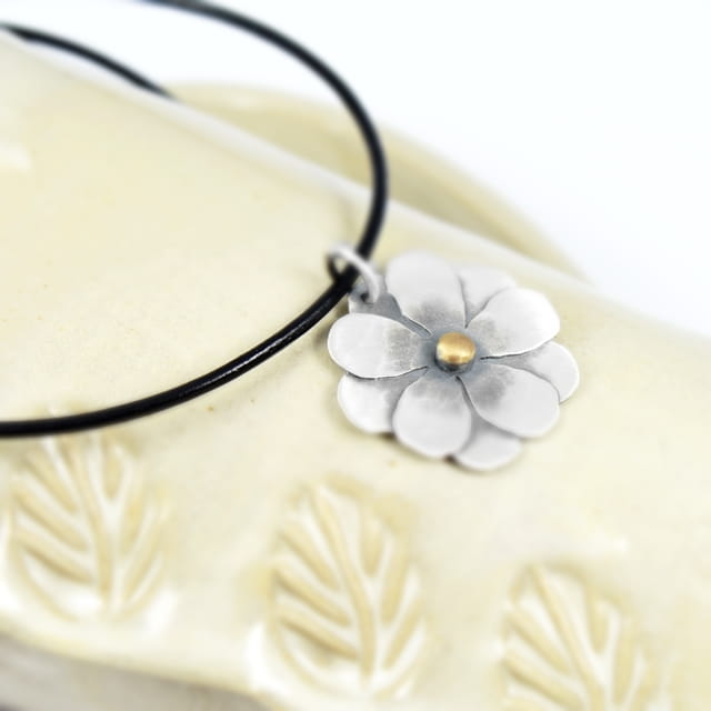 Artystyczna biżuteria handmade – naszyjnik kwiatek z oksydowanego srebra.
