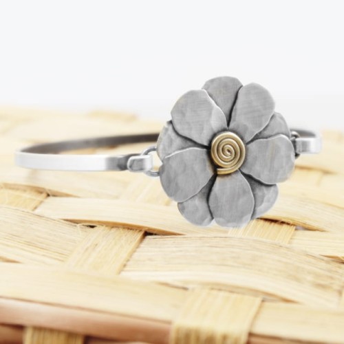 Sztywna bransoletka srebrna kwiatuszek