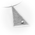 Artystyczna biżuteria handmade – trójkątna zawieszka z młotkowaną powierzchnią