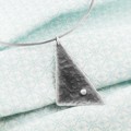 Naszyjnik handmade – srebrna zawieszka w kształcie trójkąta z satynową kuleczką.