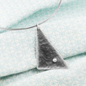 Naszyjnik handmade – srebrna zawieszka w kształcie trójkąta z satynową kuleczką.