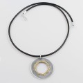 Srebrny naszyjnik w kształcie koła z pozłacanym rantem i otwartym środkiem