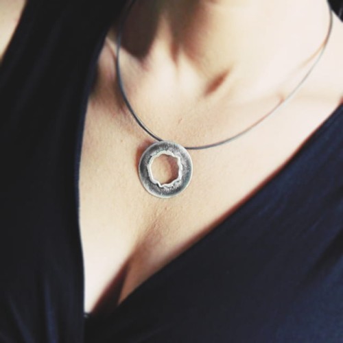 Srebrny naszyjnik oksydowany w kształcie koła z otwartym środkiem