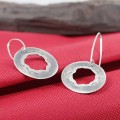 Artystyczne srebrne kolczyki z otwartym środkiem