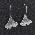 Nietuzinkowe wiszące kolczyki srebrne – liście miłorzębu