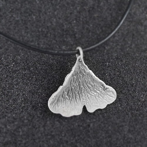 Naszyjnik srebrny liść ginkgo na czarnym rzemieniu