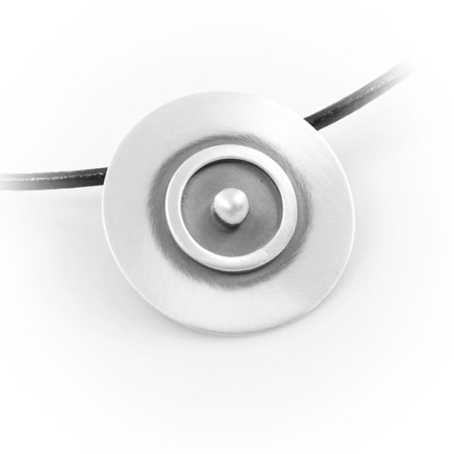 Naszyjnik srebrny z oksydowaną zawieszką i centralną kuleczką na czarnym rzemieniu.