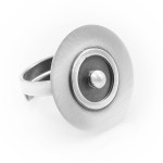 Okazały, prosty pierścionek srebrny z kuleczką