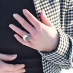 Elegancki pierścionek z kolorowymi drucikami