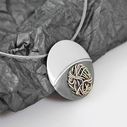 Srebrna zawieszka oksydowana z barwną plecionką, widok z boku