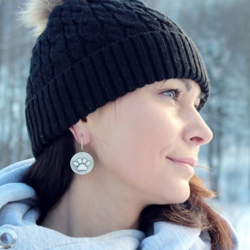 Srebrne kolczyki z motywem łapki handmade na biglu