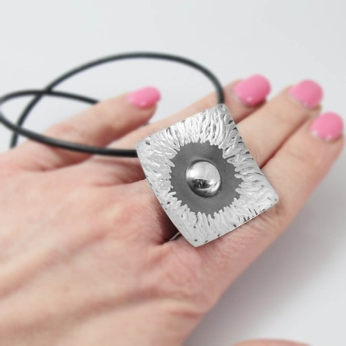 Artystyczny naszyjnik srebrny na skórzanym rzemieniu