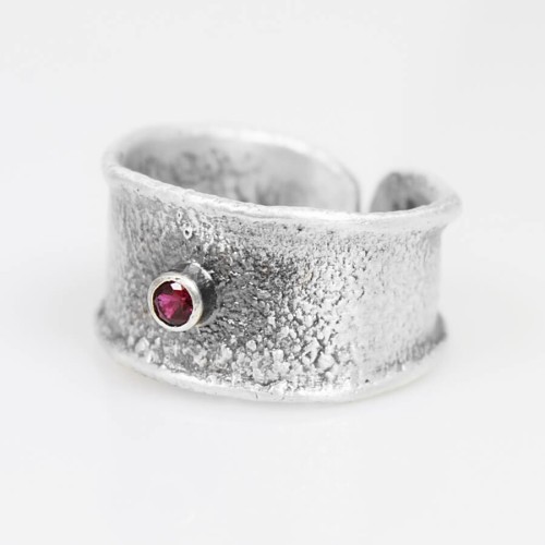 Szeroka obrączka srebrna z rubinem Biżuteria Artystyczna
