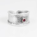 Szeroka obrączka srebrna z rubinem Biżuteria Artystyczna