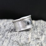 Unikatowa szeroka obrączka srebrna z akwamarynem