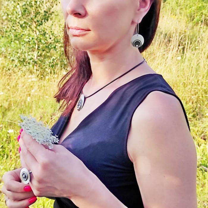 Duże kolczyki srebrne na otwartym biglu