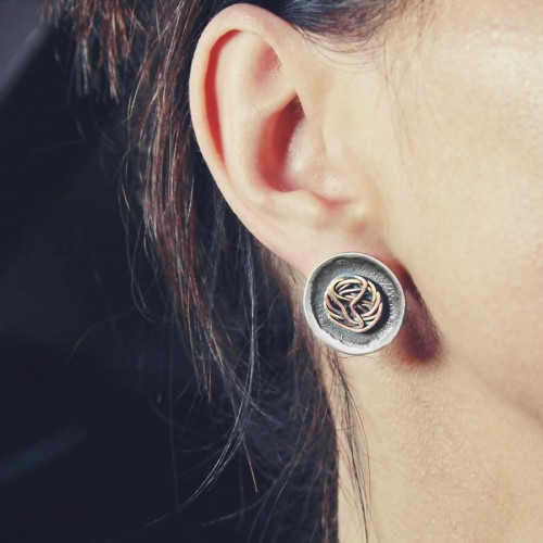 Artystyczne srebrne kolczyki sztyfty