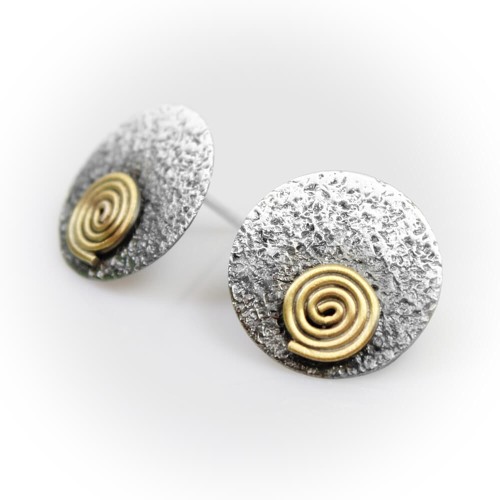 Sztyftowe kolczyki srebrne z nutą złota