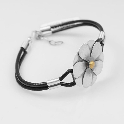 Elegancka srebrna bransoletka na rzemieniu kwiatuszek