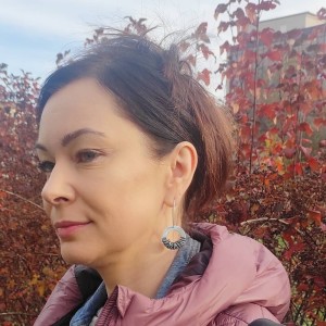 Długie srebrne kolczyki na otwartym biglu
