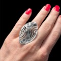 Duży ażurowy pierścionek srebrny handmade – widok na dłoni