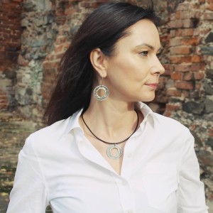 Duże srebrne kolczyki koła z pozłacanym, nieregularnym rantem