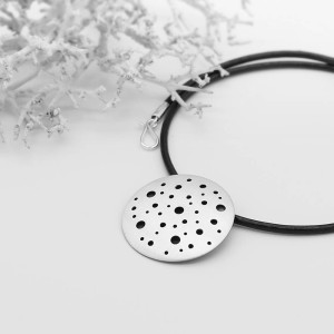 Biżuteria artystyczna handmade – naszyjnik srebrny na czarnym rzemieniu