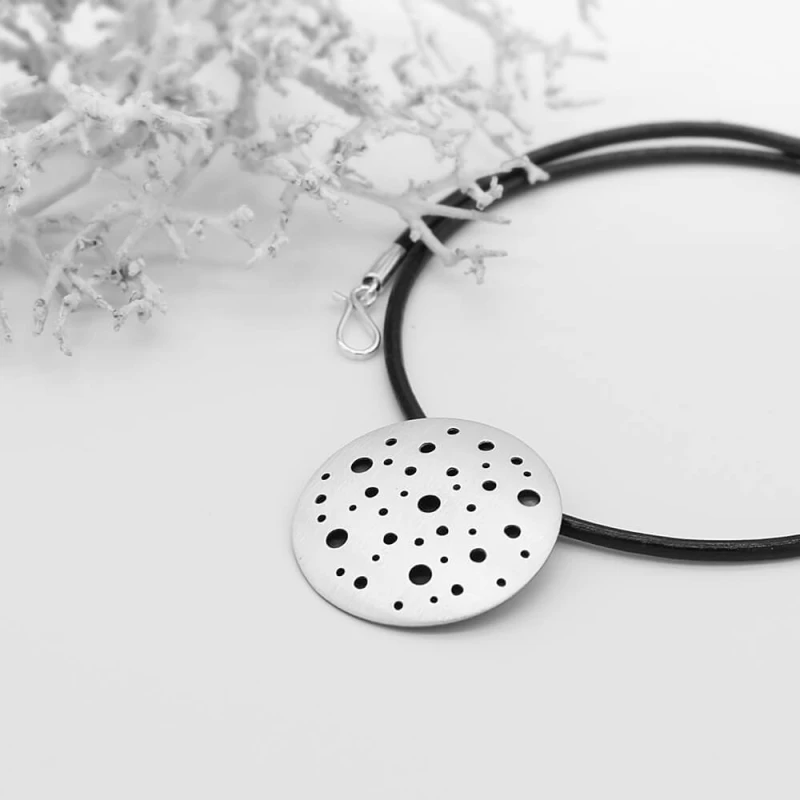 Biżuteria artystyczna handmade – naszyjnik srebrny na czarnym rzemieniu