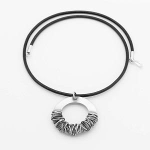 Biżuteria artystyczna handmade – naszyjnik srebrny z drutem