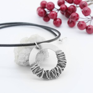 Naszyjnik handmade w stylu nowoczesnym z czarnym rzemieniem