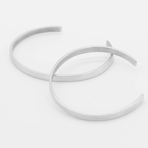 Sztywna bransoletka srebrna o satynowym wykończeniu