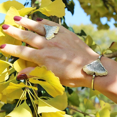 Srebrny pierścionek liść miłorzębu z pozłacanymi końcówkami biżuteria artystyczna