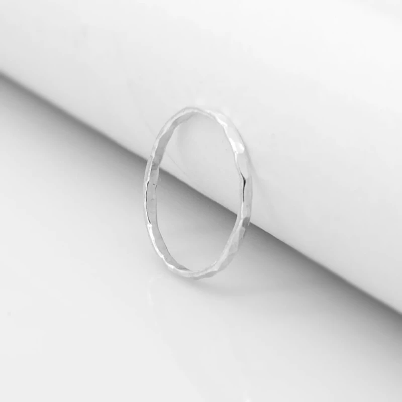 Minimalistyczna obrączka srebrne młotkowana