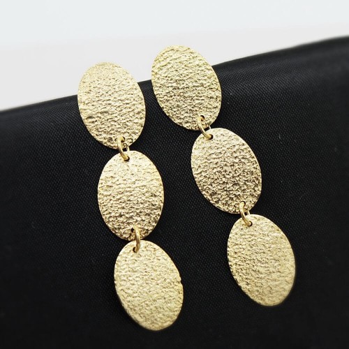 Długie kolczyki srebrne składające się z trzech elementów, ruchome, zapinane na sztyft. Wykonane ze srebra pr. 925, pozłacane