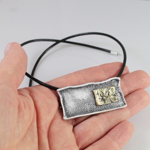 Naszyjnik w dłoni – prostokątna zawieszka handmade na rzemieniu skórzanym