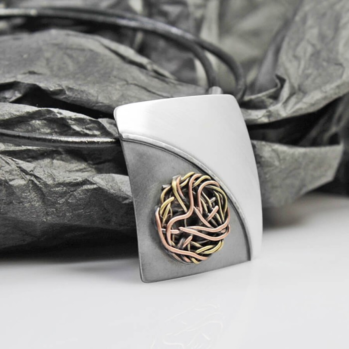 Naszyjnik srebrny handmade z kwadratową zawieszką, połowa oksydowana, połowa satynowana na mat, z centralną plecionką.