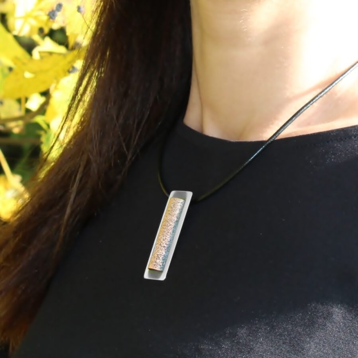 Geometryczny naszyjnik handmade z oksydowanym srebrem i ciepłym miedzianym detalem