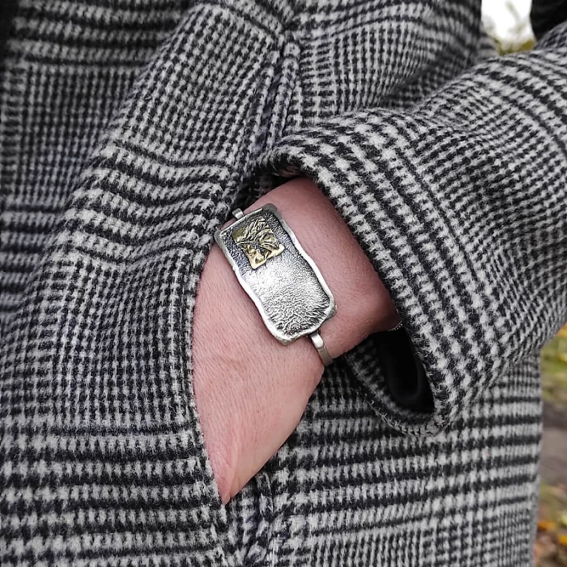 Bransoletka srebrna oksydowana z mosiężnym elementem – biżuteria artystyczna handmade