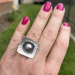 Pierścionek srebrny geometryczny – nowoczesna klasyka