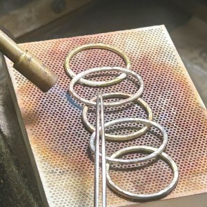 Proces tworzenia srebrnej biżuterii handmade – lutowanie owalnych elementów